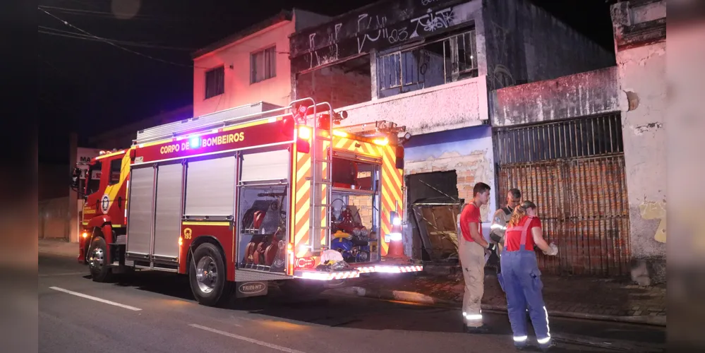 Incêndio em edificação mobiliza Corpo de Bombeiros em Ponta Grossa