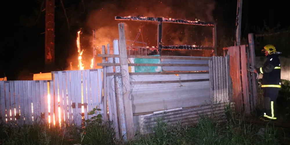 Equipe Auto Bomba Tanque Resgate (ABTR) do Corpo de Bombeiros esteve no local para apagar o fogo