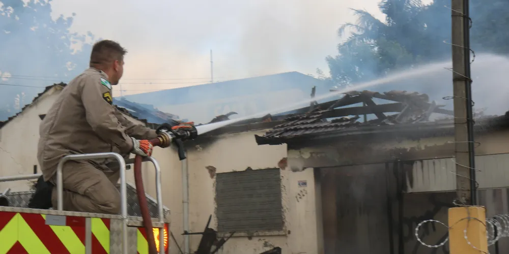Fogo destrói residência abandonada em Uvaranas