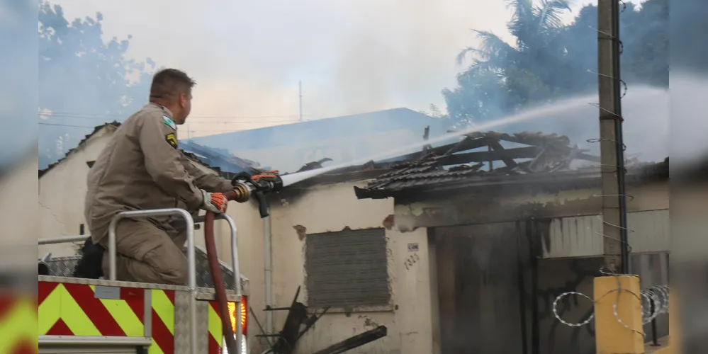 Fogo destrói residência abandonada em Uvaranas