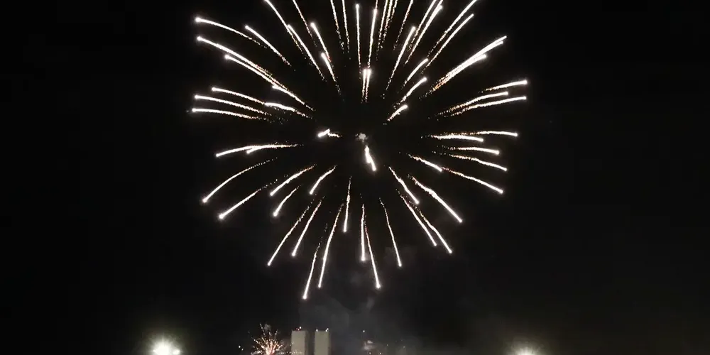 O médico orienta que precauções rigorosas sejam tomadas ao soltar fogos de artifício