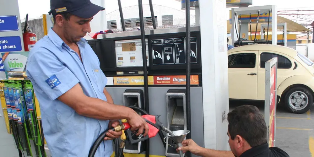 Entre as vagas que não exigem experiência está uma oportunidade para frentista