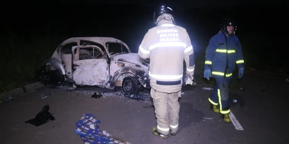 Fogo destrói carro no Residencial Recanto Verde em Ponta Grossa