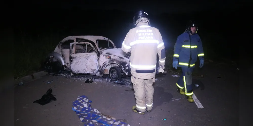 Fogo destrói carro no Residencial Recanto Verde em Ponta Grossa