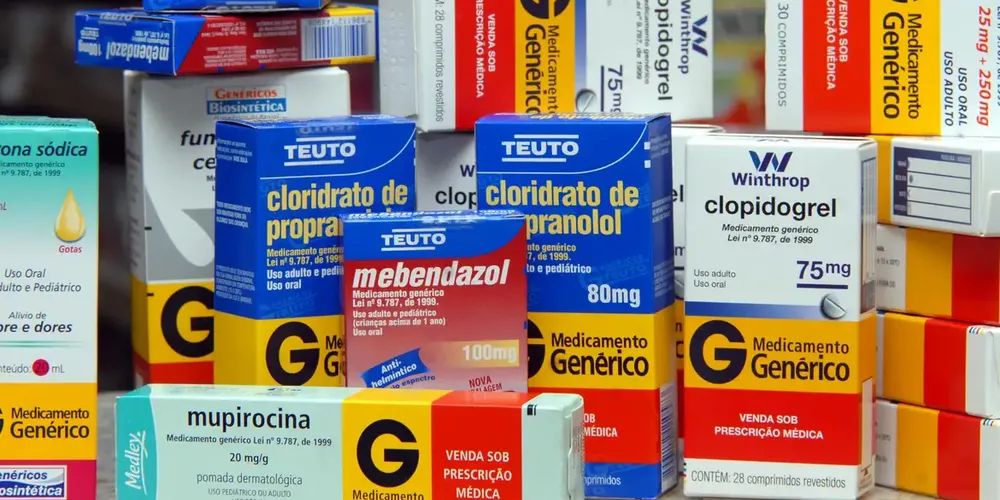 Os genéricos têm a mesma substância ativa, forma farmacêutica, dosagem e indicação farmacológica que o chamado medicamento de referência