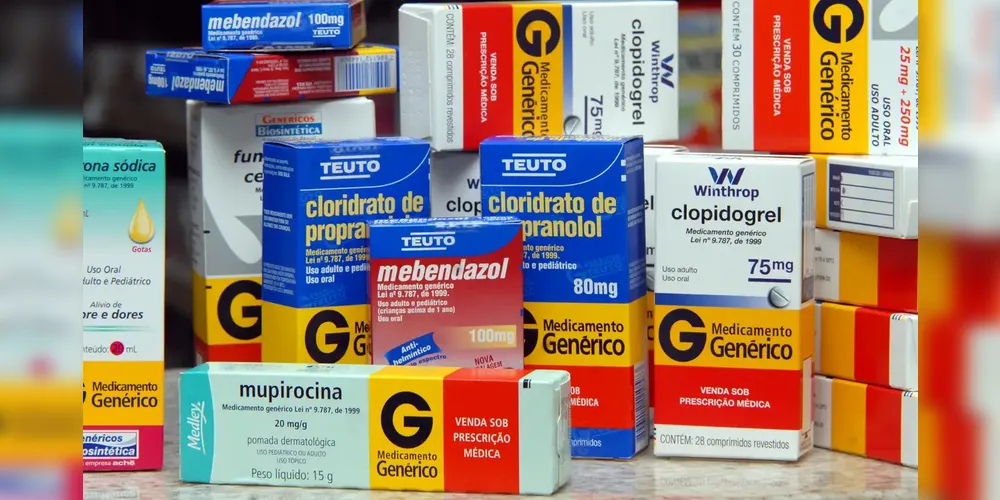 Os genéricos têm a mesma substância ativa, forma farmacêutica, dosagem e indicação farmacológica que o chamado medicamento de referência