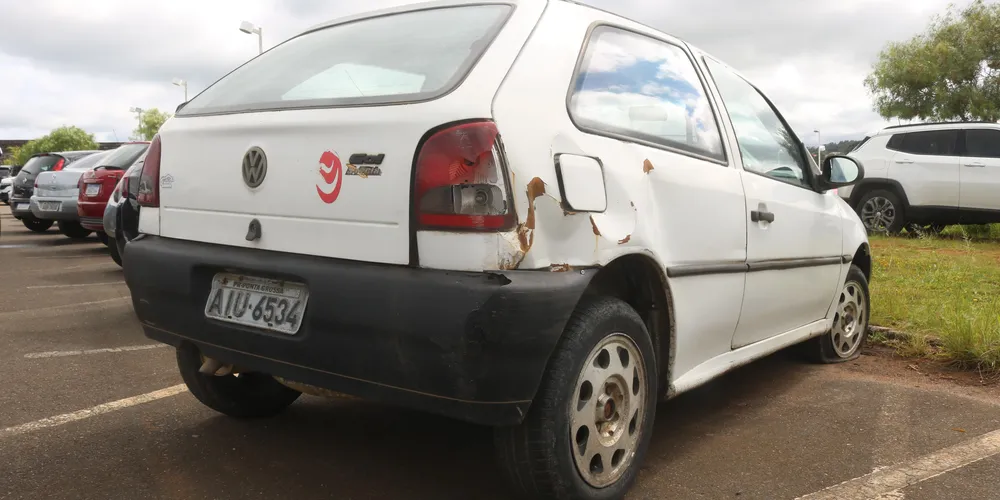 Gol com alerta de furto é abandonado no pátio do Hospital Regional
