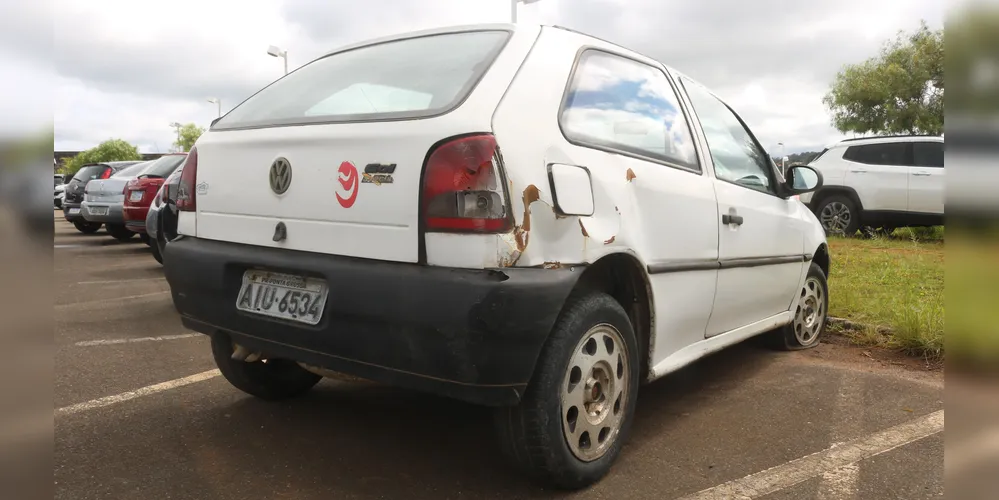 Gol com alerta de furto é abandonado no pátio do Hospital Regional