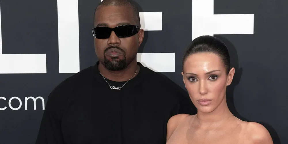 O ex-casal causou polêmica no Grammy 2025, após Bianca posar com um vestido transparente ao lado de West