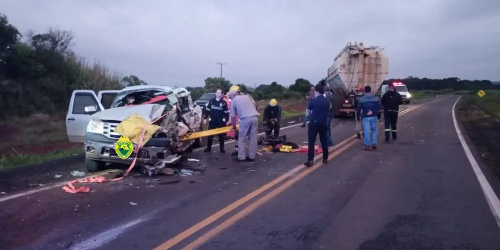 Caminhão e caminhonete colidiram lateralmente na madrugada desse domingo (22)
