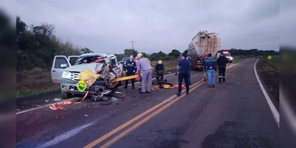 Caminhão e caminhonete colidiram lateralmente na madrugada desse domingo (22)