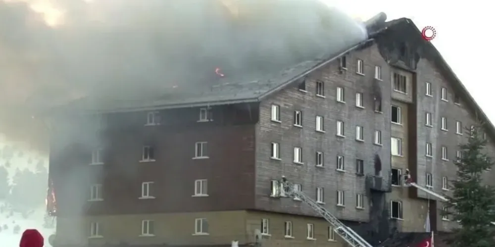 Um incêndio em um hotel de ski nas montanhas Bolu, na Turquia, matou 76 pessoas nessa terça-feira (21)