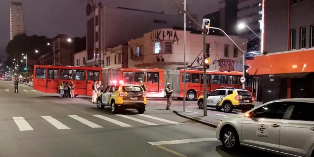 Idoso morre ao ser atropelado por biarticulado em Curitiba