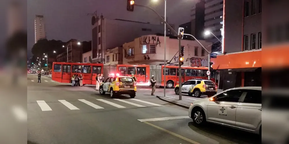 Idoso morre ao ser atropelado por biarticulado em Curitiba