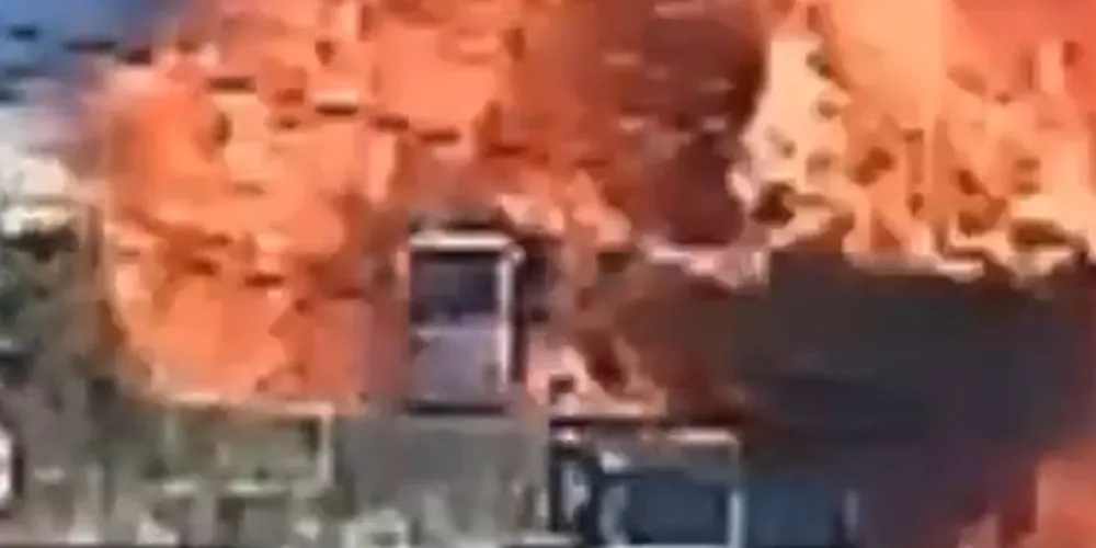 O fogo tomou conta dos veículos logo após a colisão.