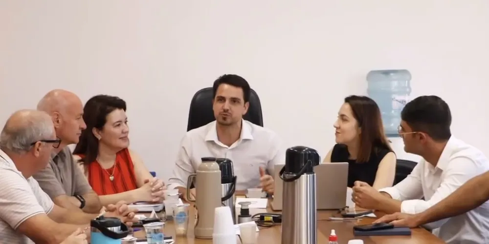 A reunião contou com a presença dos secretários municipais, do prefeito Emiliano Gomes e da vice-prefeita Dra. Larissa