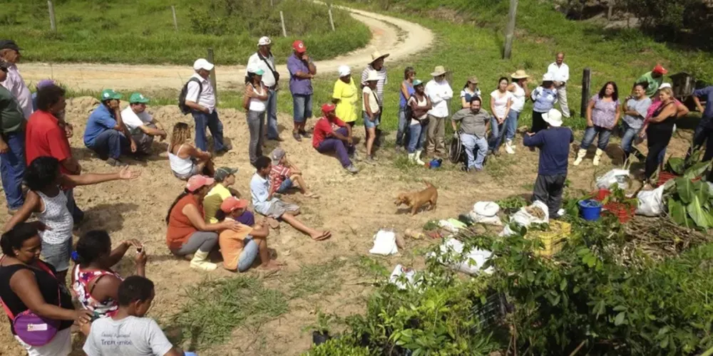 Criminosos invadiram o assentamento com carros e motos, disparando contra as pessoas