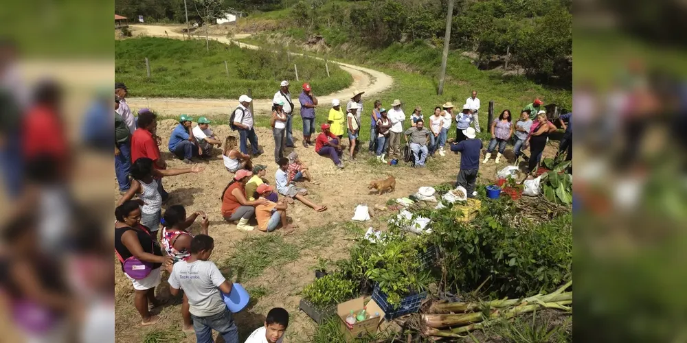 Criminosos invadiram o assentamento com carros e motos, disparando contra as pessoas