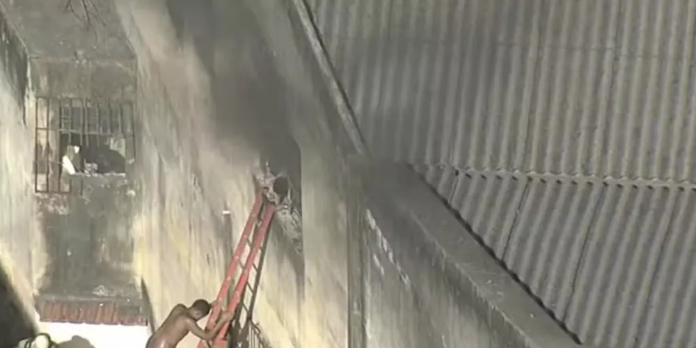 Pessoas utilizaram escadas para fazer o salvamento