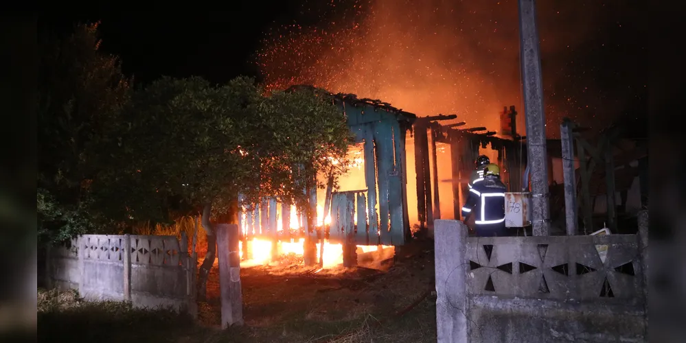 Incêndio atingiu residência de madeira na Vila São Francisco, em Uvaranas