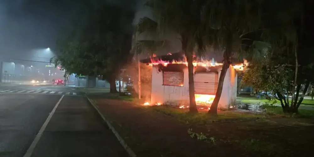 Ao chegarem ao local, os policiais constataram que o quiosque já estava completamente tomado pelas chamas e prestes a desabar