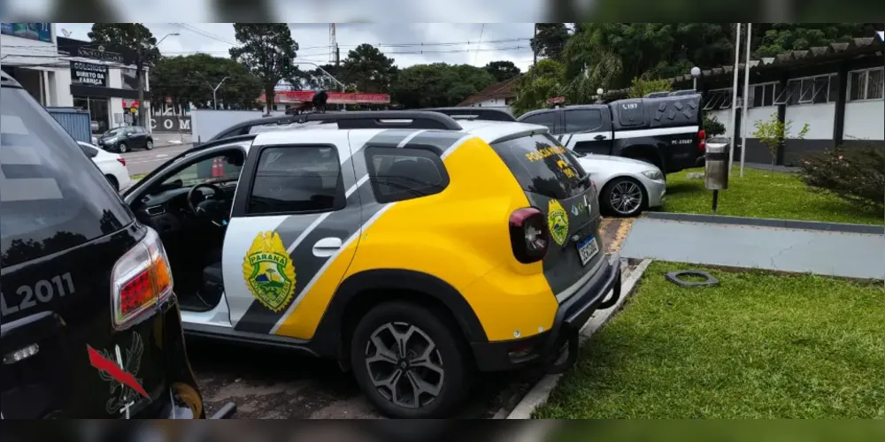 O cabeleireiro e o homem foram encaminhados a uma companhia da PM