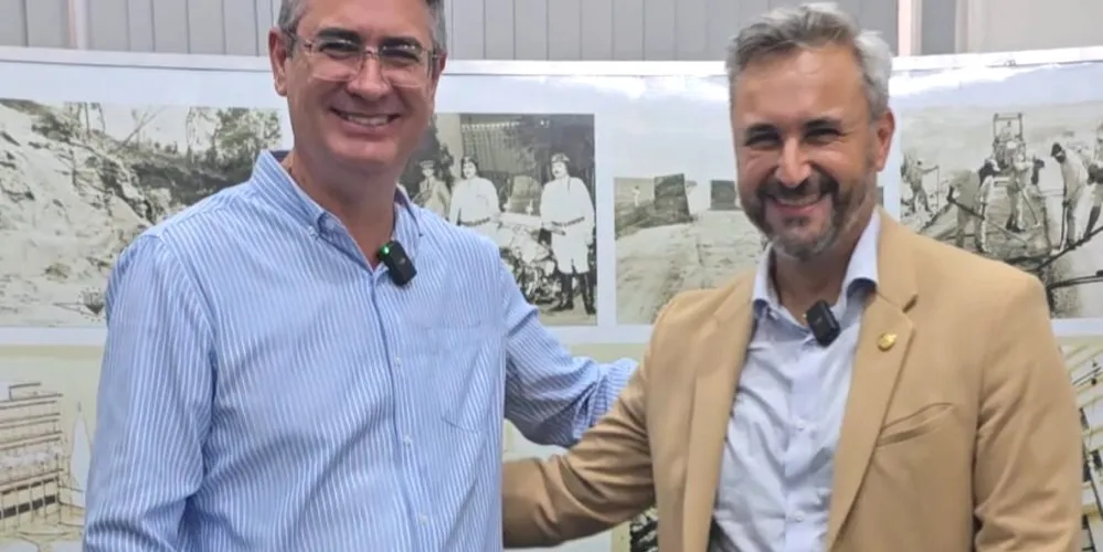 Presidente da Câmara de Ponta Grossa, Julio Küller (à esquerda), se reuniu com o deputado estadual Fabio Oliveira (à direita), na última quinta-feira (6)