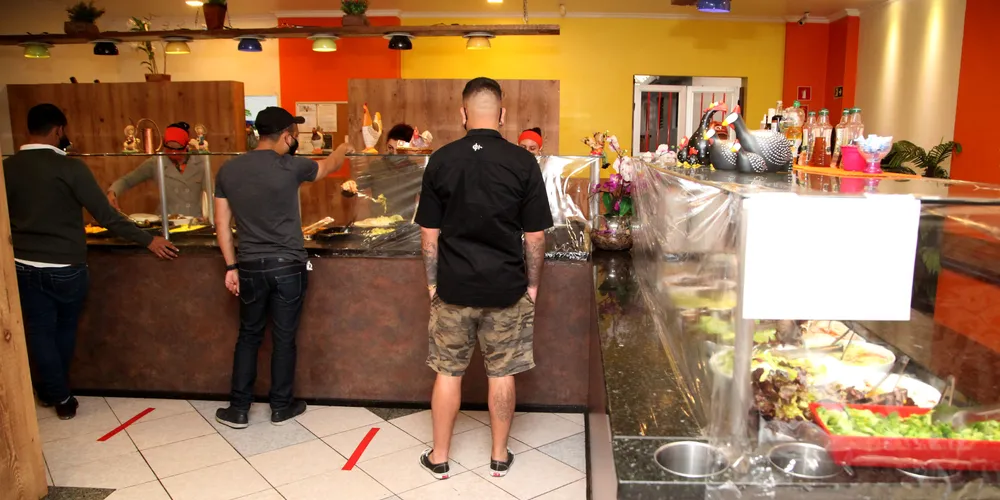 Entre as vagas ofertadas que não exigem experiência está atendente de lanchonete