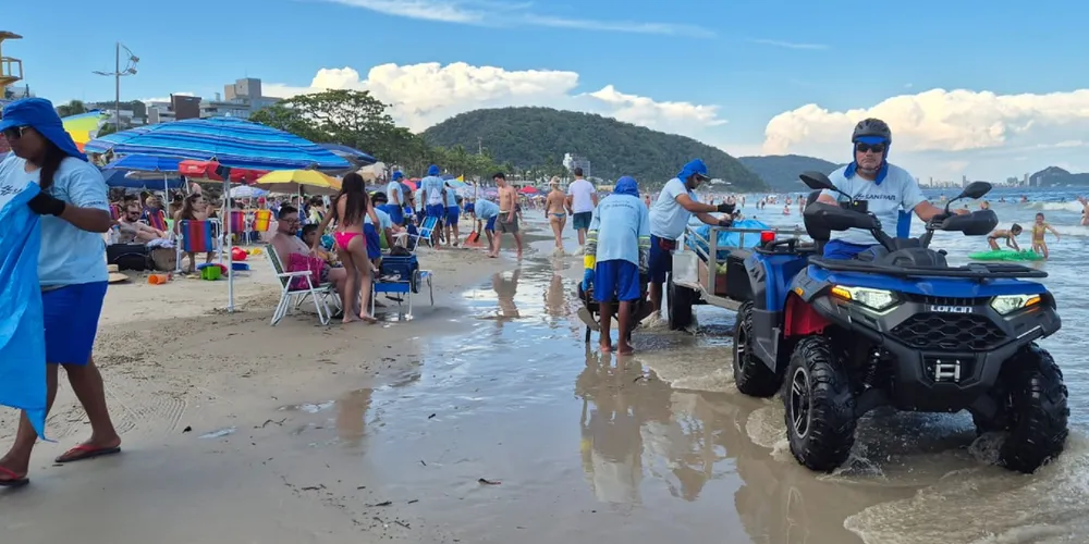 O trabalho de limpeza coordenado pela Sanepar é feito somente na faixa de areia do litoral