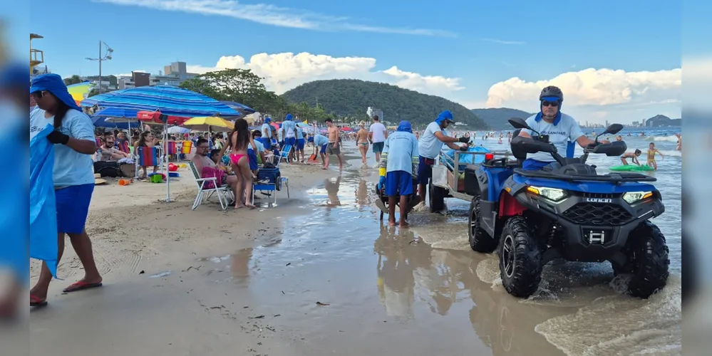 O trabalho de limpeza coordenado pela Sanepar é feito somente na faixa de areia do litoral