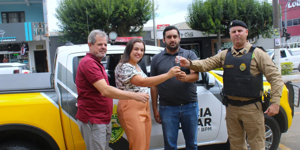 A cerimônia de entrega da viatura contou com a presença de várias autoridades