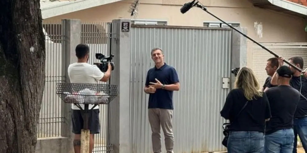 Em um dos quadros de seu programa, o apresentador visita uma família brasileira para dar a boa notícia de que eles acabaram de ficar milionários