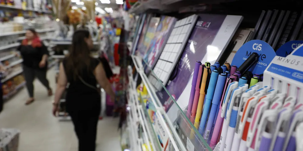 Ao adquirir materiais escolares, realize uma pesquisa prévia dos valores