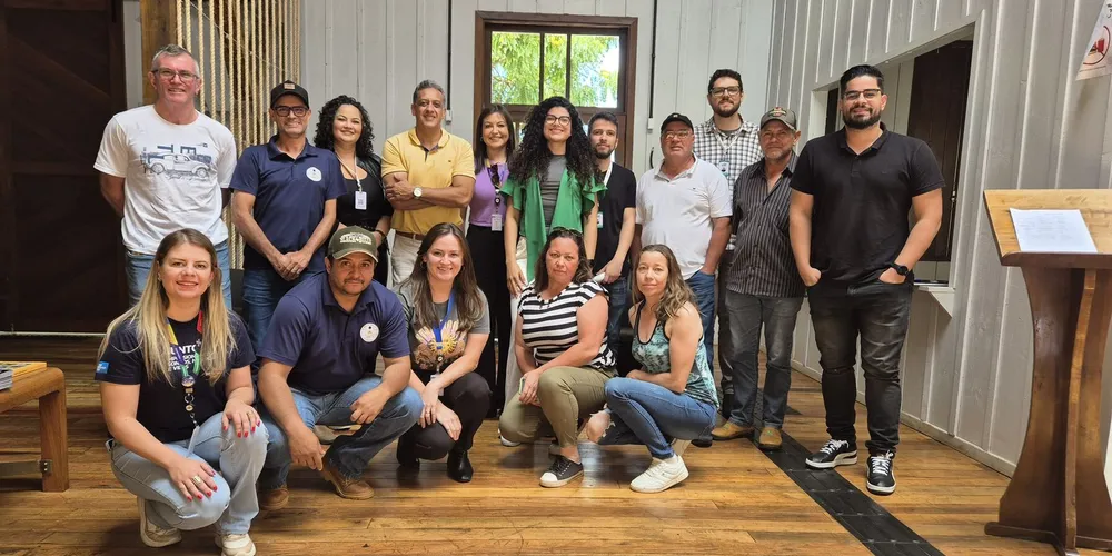 Além da equipe da AMCG, estiveram presentes apicultores e produtores locais, representantes da pasta e de outras entidades de fomento