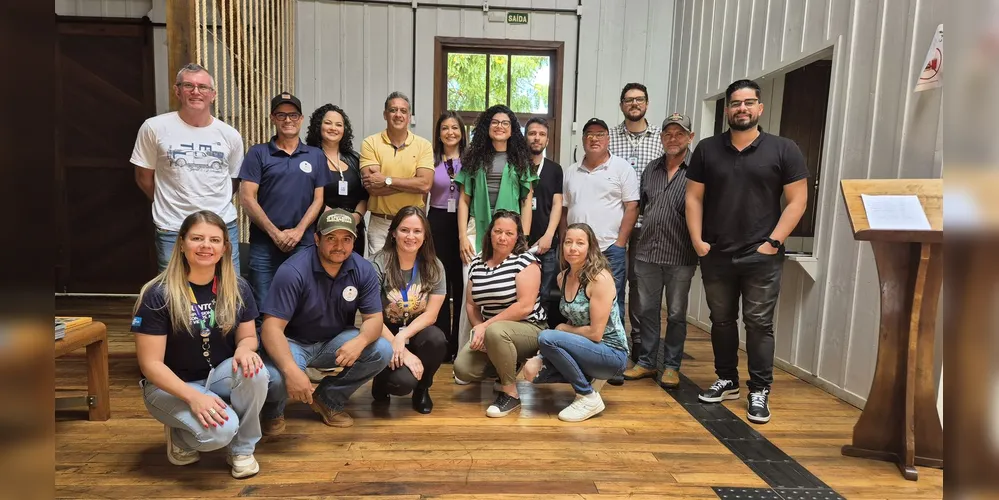 Além da equipe da AMCG, estiveram presentes apicultores e produtores locais, representantes da pasta e de outras entidades de fomento