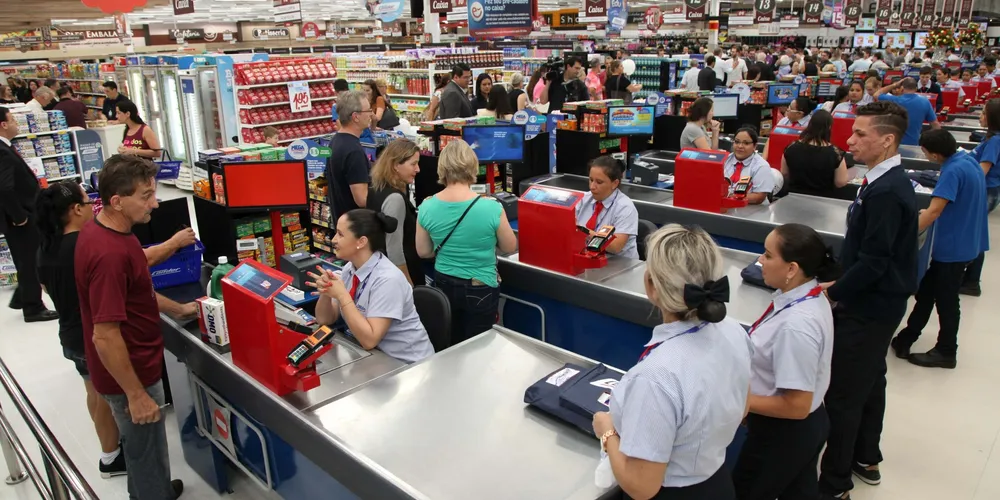 Entre as vagas que não exigem experiência está operador de caixa