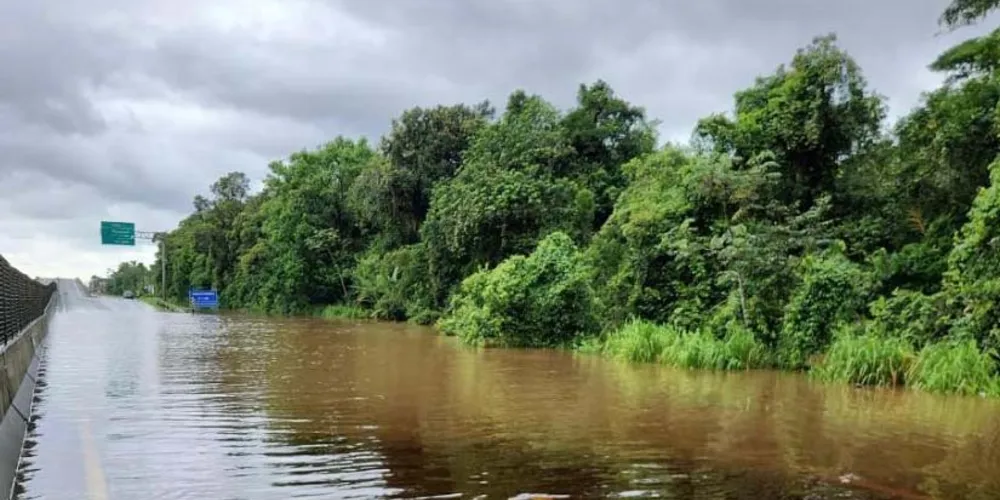 Bombeiros e Defesa Civil já realizaram mais de 30 atendimentos nas cidades litorâneas devido a alagamentos