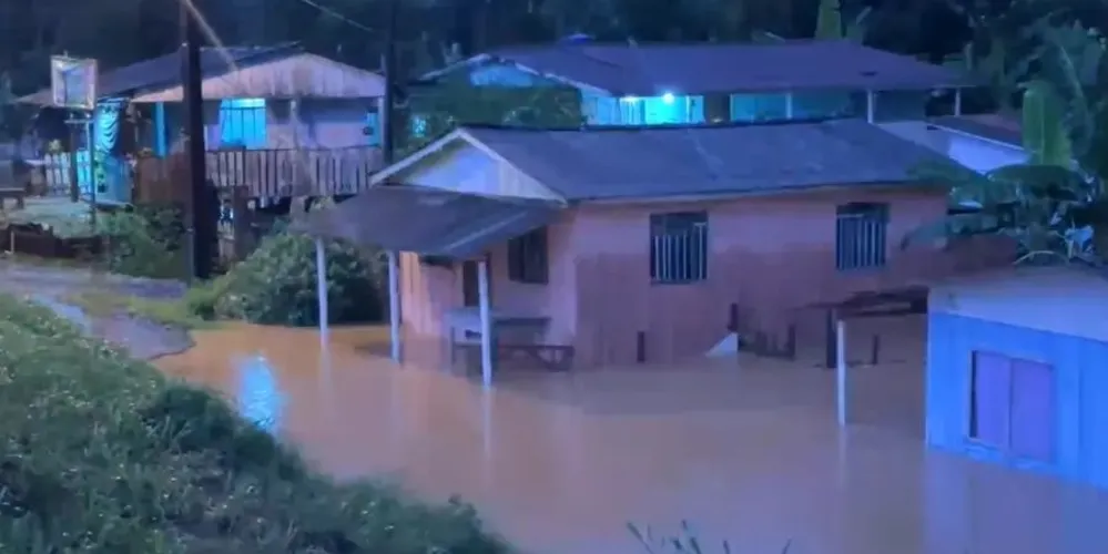 Em apenas uma hora, entre 17h e 18h, choveu 54,4 mm em Morretes; 35,6 mm em Matinhos; e 34,4 mm em Antonina