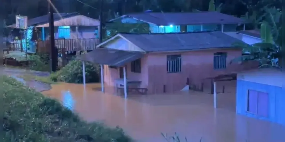 Em apenas uma hora, entre 17h e 18h, choveu 54,4 mm em Morretes; 35,6 mm em Matinhos; e 34,4 mm em Antonina