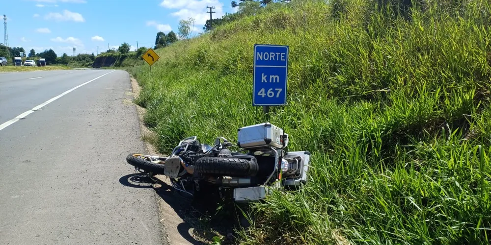 Acidente com moto BMW aconteceu na manhã deste domingo (09); colisão teria sido contra defensa metálica
