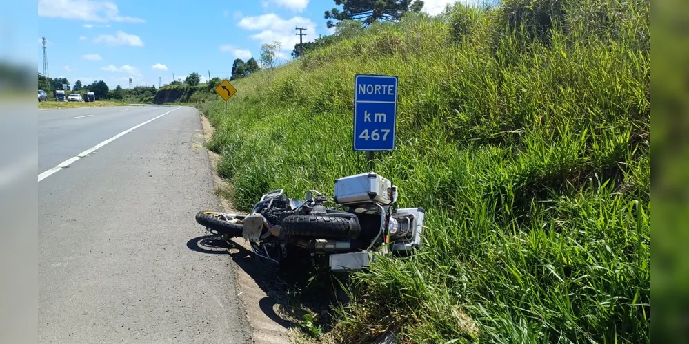 Acidente com moto BMW aconteceu na manhã deste domingo (09); colisão teria sido contra defensa metálica