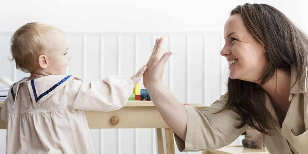 Falar com entusiasmo sobre a escola e envolver as crianças nos preparativos ajudam a deixar a readaptação escolar mais tranquila