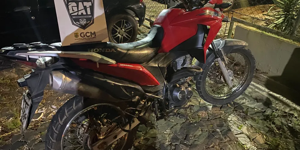 Motocicleta Honda/XRE 190 foi localizada na madrugada desta segunda-feira (10)