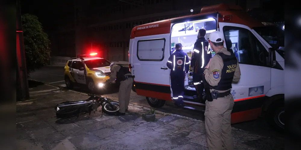 Motociclista apresentou ferimentos graves e foi socorrido por equipes de duas ambulâncias