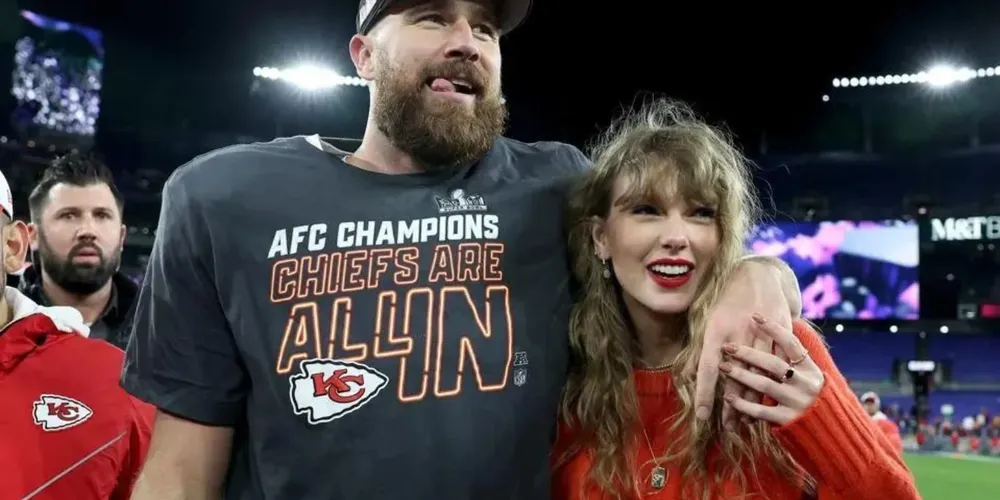 Taylor Swift está em um relacionamento com Travis Kelce, jogador do Chiefs