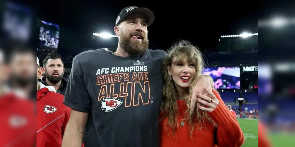 Taylor Swift está em um relacionamento com Travis Kelce, jogador do Chiefs