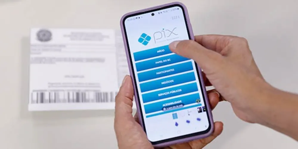 Tanto a consulta quanto a quitação de débitos e a emissão da GRU podem ser feitas pelo aplicativo e-Título, disponível nas plataformas iOS e Android