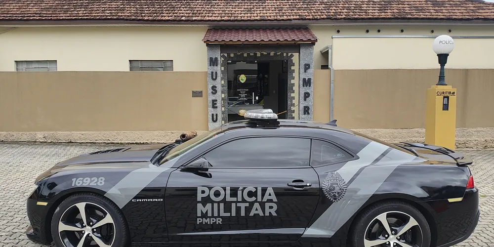 Museu da PMPR recebe novo Camaro para coleção de viaturas esportivas