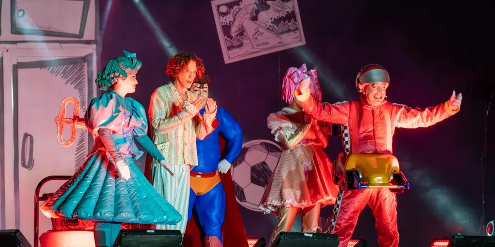 A programação começa às 19h, com a apresentação de uma fanfarra convidando o público para acompanhar o acendimento da Árvore de Natal, às 19h30