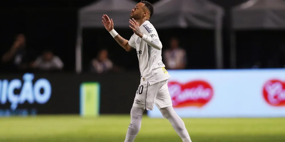 Neymar entrou em campo na volta do intervalo.